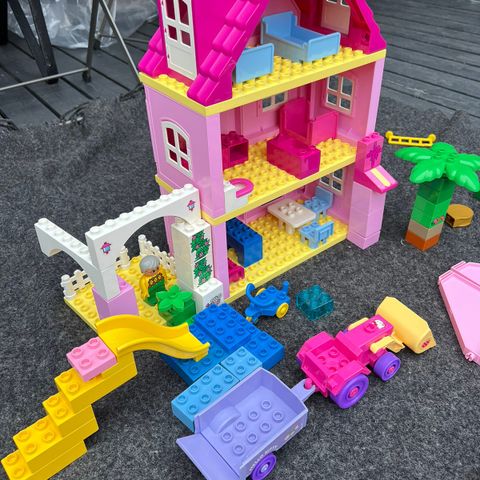 lego duplo familiehus, rosa traktor, trrjulsykkel, sklie, mm