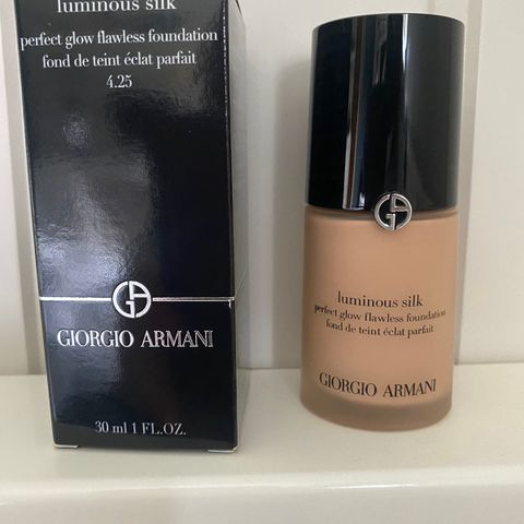 Giorgio Armani  luminous slik 4,25