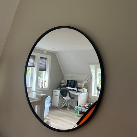 Ovalt sort speil