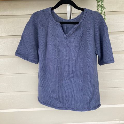 T-skjorte strikket i Lille Lerke-garn
