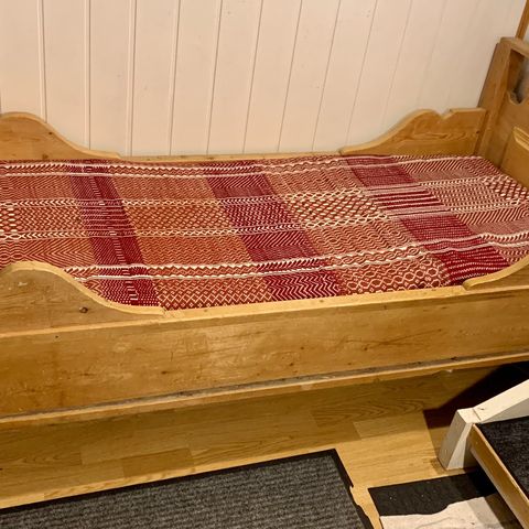 Gammel antikk skuv-seng, kan brukes i forskjellige bredder