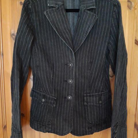 Flott pinstripe dongeri blazer fra Jeanswear.