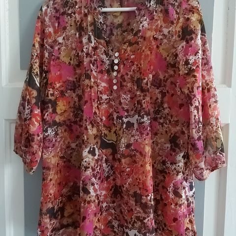 Florlett bluse fra Gina Tricot i str. 38