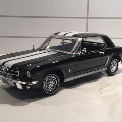 1964 1/2.   Ford Mustang.    Motor Max.  1:18