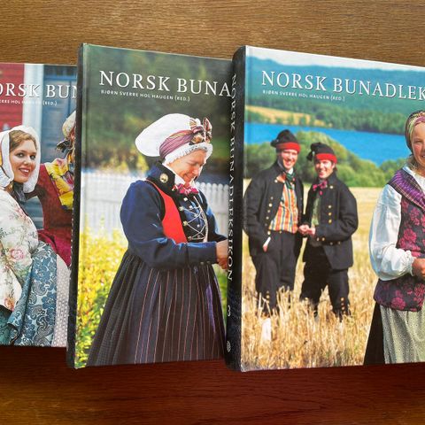 Norsk bunadleksikon, bind 1-3