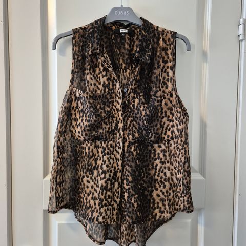 Sleeveless leopard skjorte, pent brukt, kan sendes