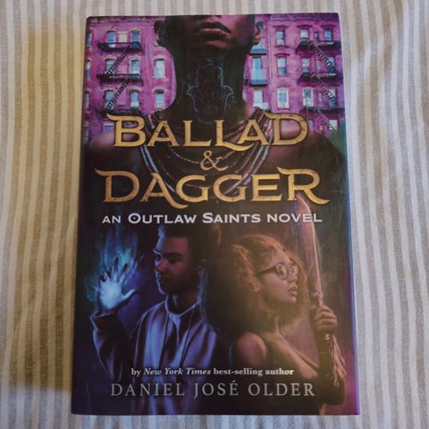 Ballad and Dagger av Daniel Jose Older - Signert og innbundet (owlcrate)