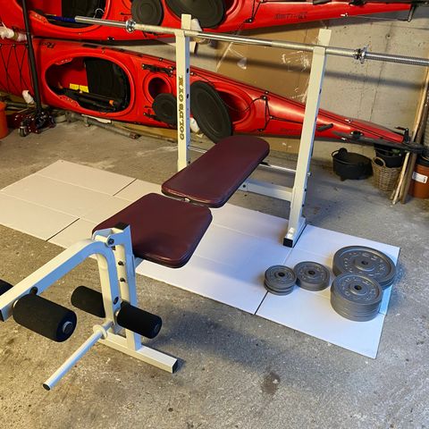 Benkpress m/ vektstang og 50kg vekter