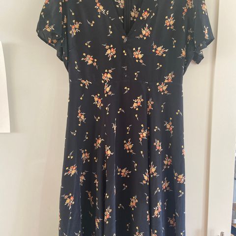 Klassisk og feminin kort kjole - 50’s dress - fra ByTimo selges