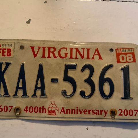 Amerikansk bilskilt fra Virginia. KAA-5361 «1607 400th Anniversary 2007».