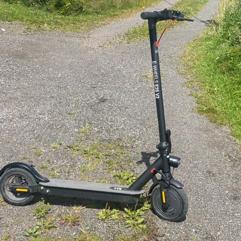 MEGET FIN Elektrisk sparkesykkel, merke E-Wheels E2S V2.