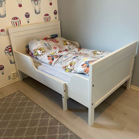IKEA Sundvik uttrekkbar juniorseng med madrass.