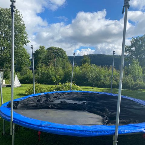 Stor trampoline gis bort mot henting