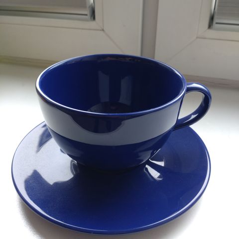 Stor, blå kopp med underskål