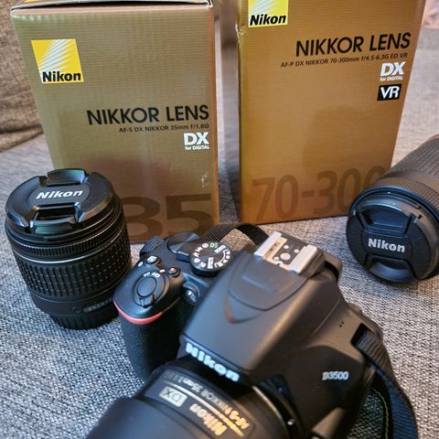 Nikon d3500 med 3 objekter og  stativ.