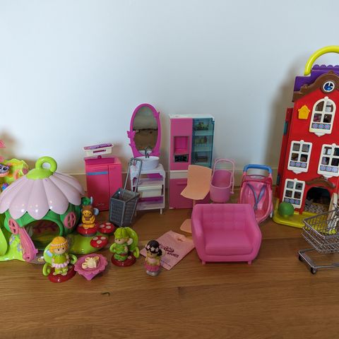 leker, tre hus og møbler til en Barbie-dukke.   pris for alt