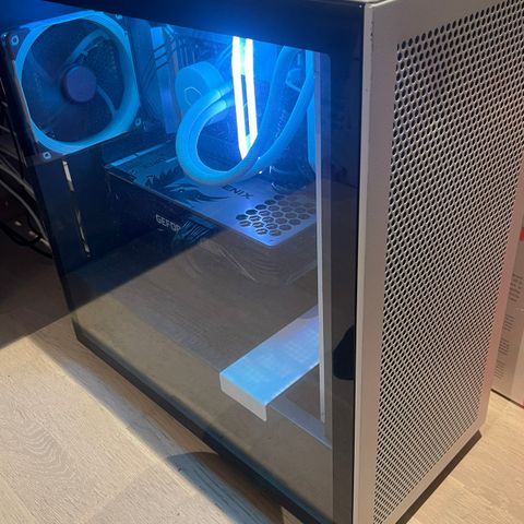 Kraftig og elegant gaming-pc med 13600KF/DDR5/1TB/3080 eller hvitt 4070 Ti Super