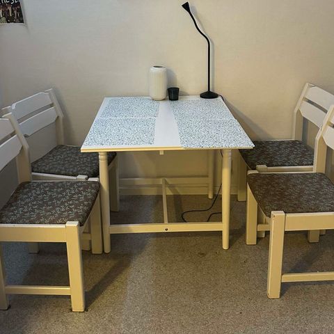 Hvitt bord+ 4 stoler