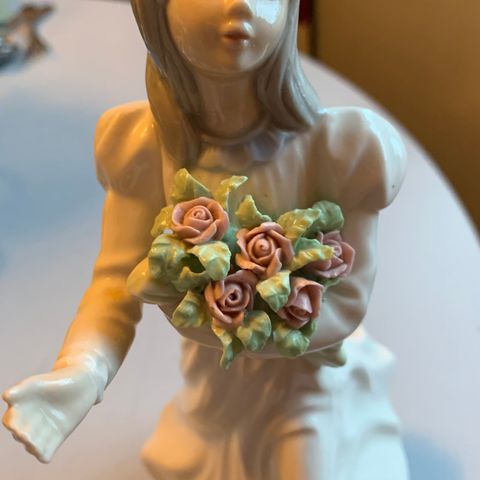 Tengra Porcelain porselensfigur - jente holder en bukett av roser