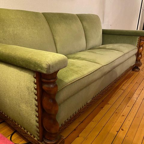 Sofa + 2 store stoler, i grønn velour og med mahogny detaljer.
