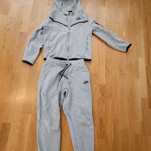 Nike tech fleece track suit 10-12 år