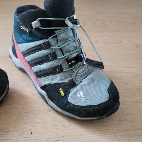 Adidas terrex GTX str.34.