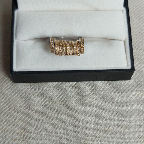 18 K DIAMANTRING M/BEVEGELIGE LEDD STR. 59