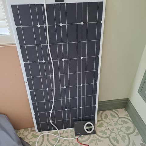 Solcellepanel klar for å plugge rett på batteriet.