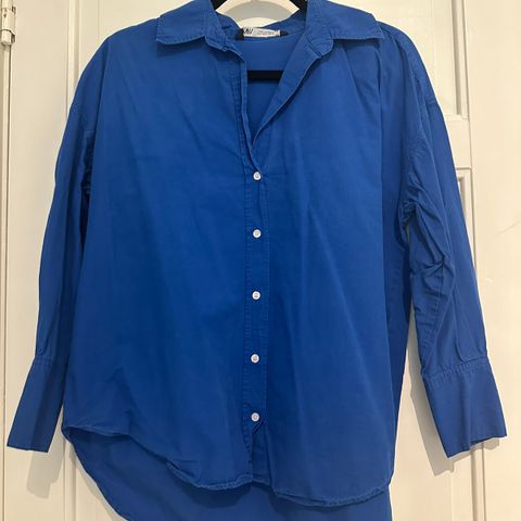 Koboltblå skjorte fra Zara