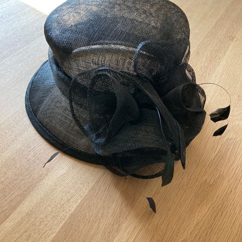 Elegant hatt til dame (til bryllup, begravelse, afternoon tea)