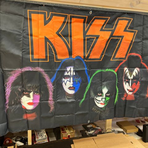 Kiss Dekor Flagg For Vegg  90 X 150 cm. Bar, Man Cave, Garasje, Dekor