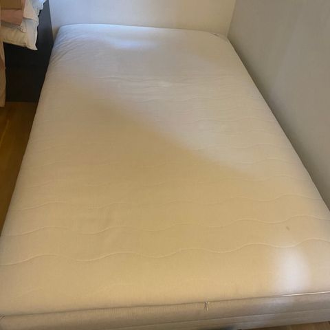 seng med madrass, fint brukt 90 x200, og skinn hvite stol