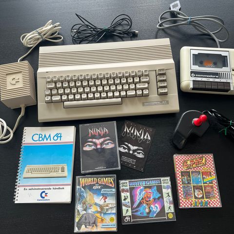 Commodore 64, m/ originale spill, The Last Ninja m.fl. joystick, håndbok