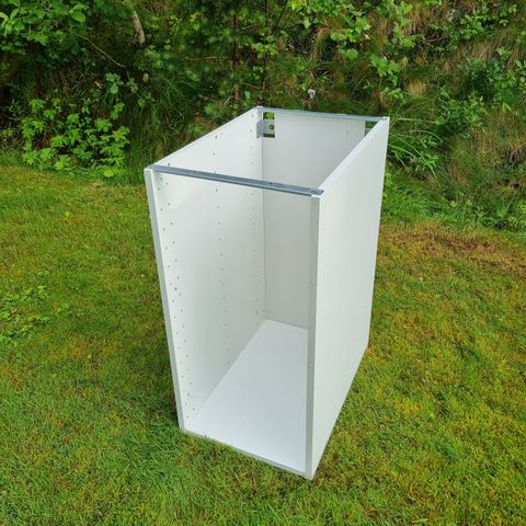 Reservert - 2 Metod 40cm brede Benkestammer fra IKEA (pris pr stk)