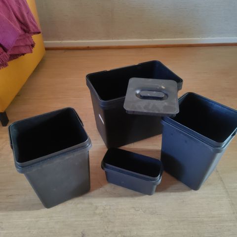 Pent brukt søppelbøtte-set fra IKEA gis bort
