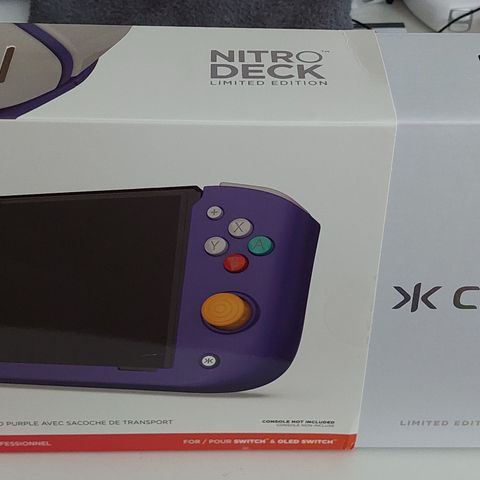 Nitro Deck Retro Purple Limited Edition med Bæreveske for Nintendo Switch