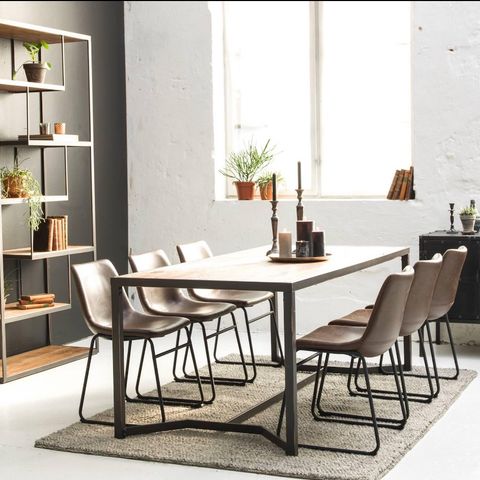 Spisebord med 8 stoler