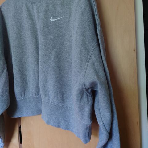 Nike, grå , kort og litt baggy genser - str XS