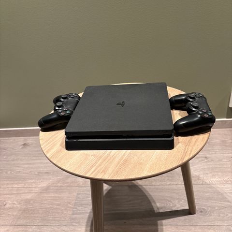 Playstation 4 med kontrollere 2 Stik