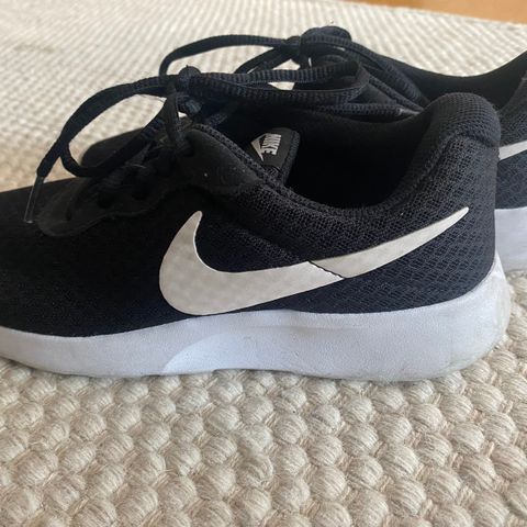 Svarte Nike sko Str 38