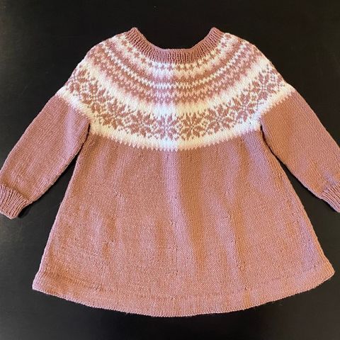 Nydelig strikket kjole til en jente