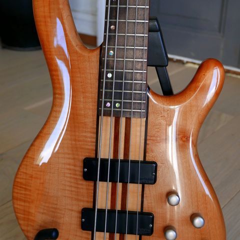 Cort Artisan A5 Korea todelt hipshot bridge, Bartolini p.u. + preamp