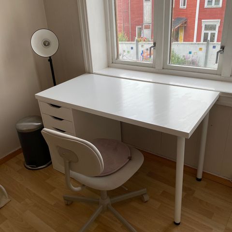 Skrivebord + arbeidsstol fra IKEA