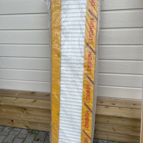 Ubrukt HENRAD radiator. Størrelse 160x41x10,5 cm