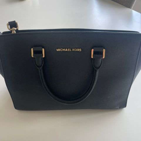 Lite og pent brukt Michael Kors veske selges. Kom gjerne med bud.