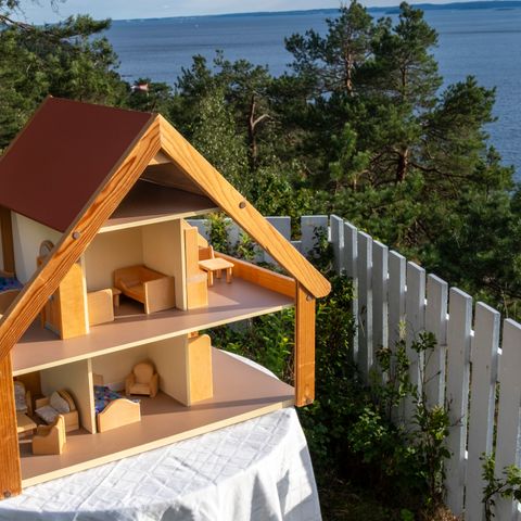 Herskapelig dukkehus med “sjøutsikt”