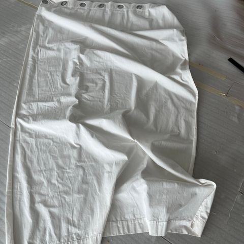 Flere lengder tykke hvite gardiner med stang gis bort ved henting