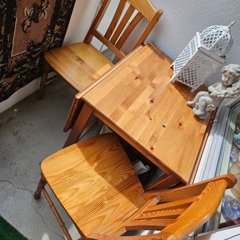 Kjøkkenbord og 2 stoler