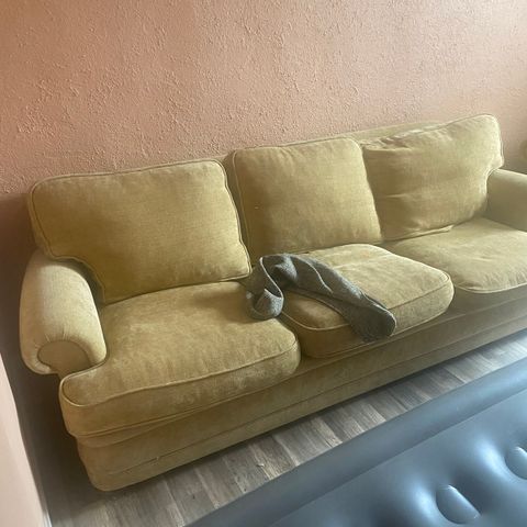 Veldig fint sofa og gratis seng