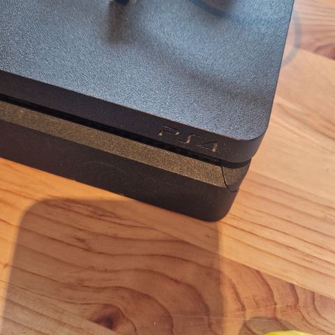 PS 4 med ledninger uten kontroller